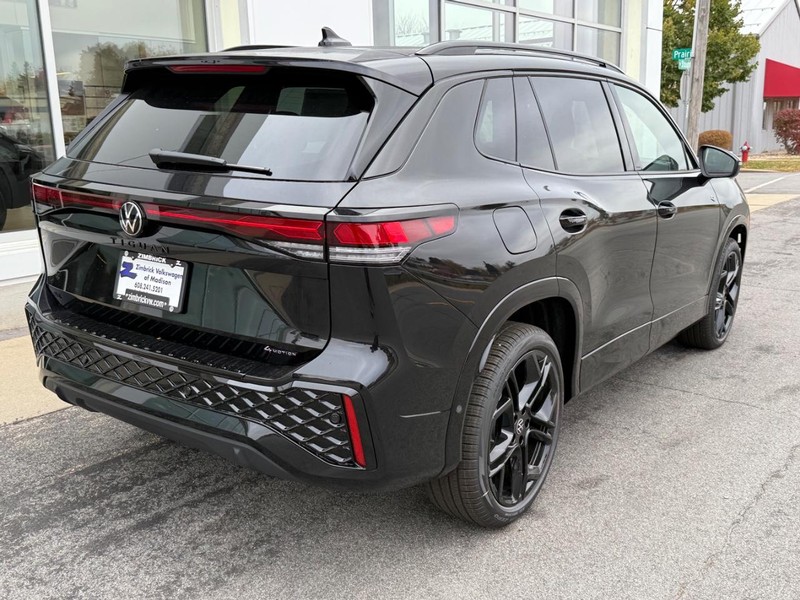 Volkswagen Tiguan Vehicle Full-screen Gallery Image 3