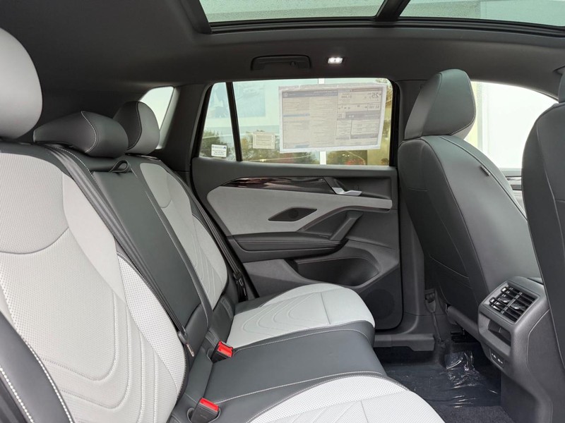 Volkswagen Tiguan Vehicle Full-screen Gallery Image 5