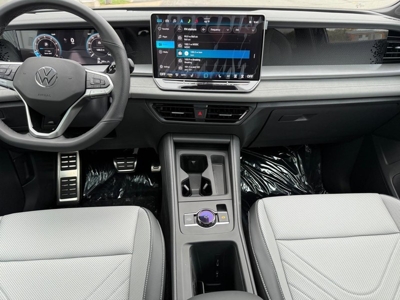 Volkswagen Tiguan Vehicle Full-screen Gallery Image 6