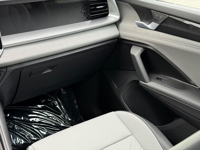 Volkswagen Tiguan Vehicle Full-screen Gallery Image 9