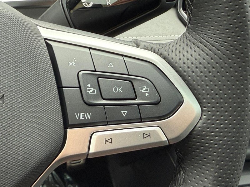 Volkswagen Tiguan Vehicle Full-screen Gallery Image 11