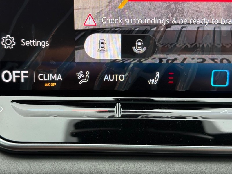 Volkswagen Tiguan Vehicle Full-screen Gallery Image 14