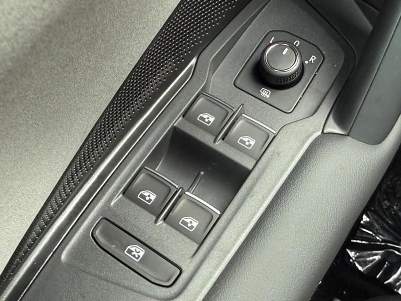 Volkswagen Tiguan Vehicle Full-screen Gallery Image 15