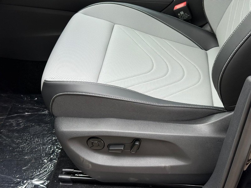 Volkswagen Tiguan Vehicle Full-screen Gallery Image 16