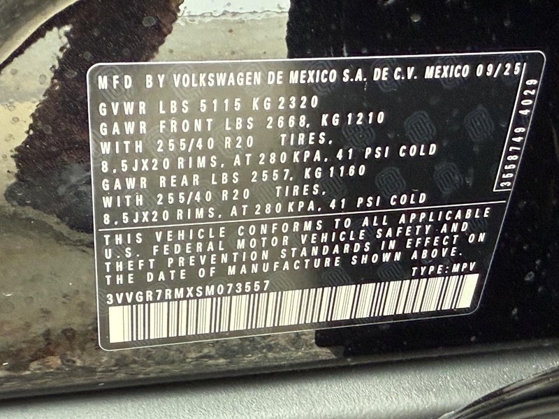 Volkswagen Tiguan Vehicle Full-screen Gallery Image 17