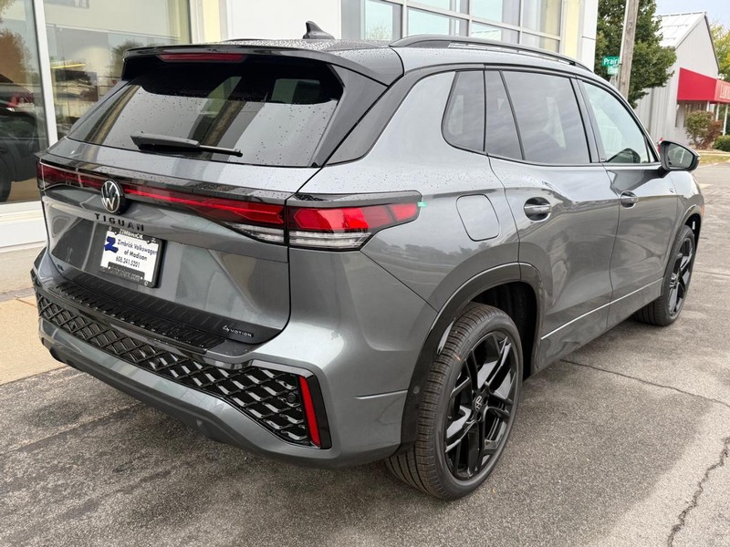 Volkswagen Tiguan Vehicle Full-screen Gallery Image 3