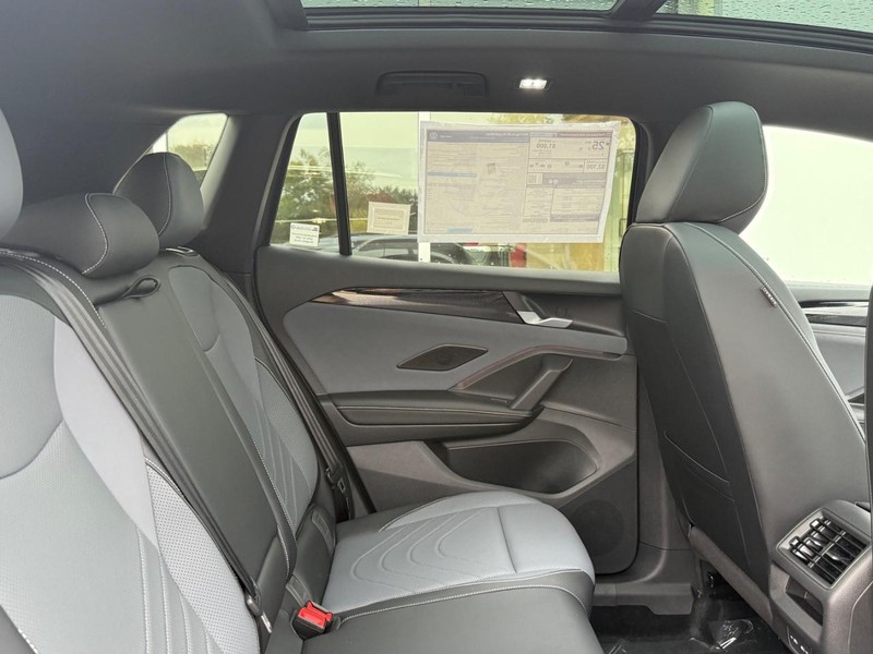 Volkswagen Tiguan Vehicle Full-screen Gallery Image 5