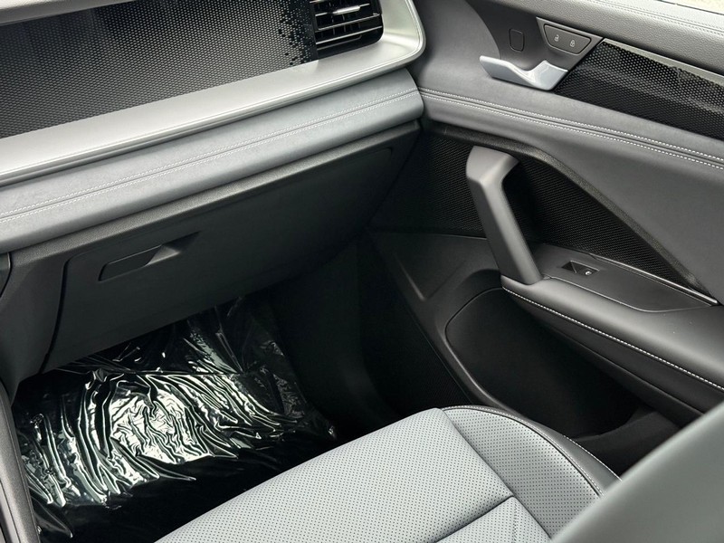 Volkswagen Tiguan Vehicle Full-screen Gallery Image 9