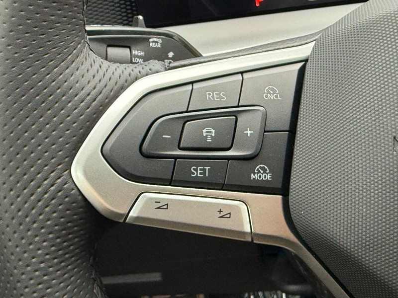 Volkswagen Tiguan Vehicle Full-screen Gallery Image 10