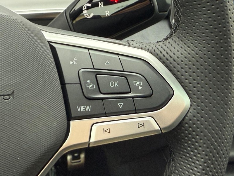 Volkswagen Tiguan Vehicle Full-screen Gallery Image 11