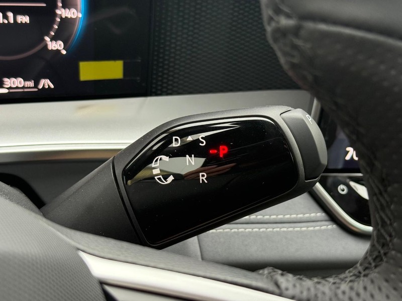 Volkswagen Tiguan Vehicle Full-screen Gallery Image 12