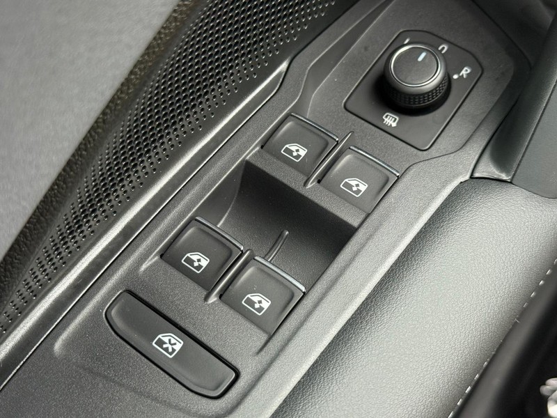 Volkswagen Tiguan Vehicle Full-screen Gallery Image 15