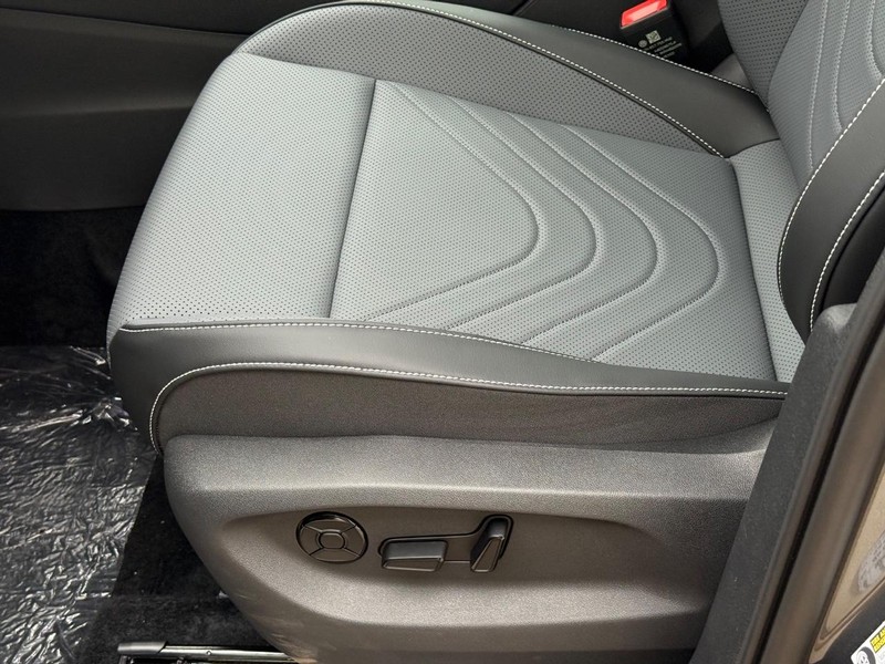 Volkswagen Tiguan Vehicle Full-screen Gallery Image 16