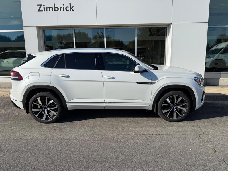 Volkswagen Atlas Cross Sport Vehicle Full-screen Gallery Image 2