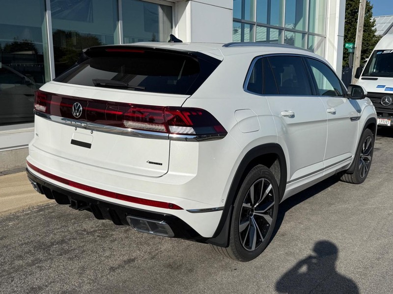 Volkswagen Atlas Cross Sport Vehicle Full-screen Gallery Image 3