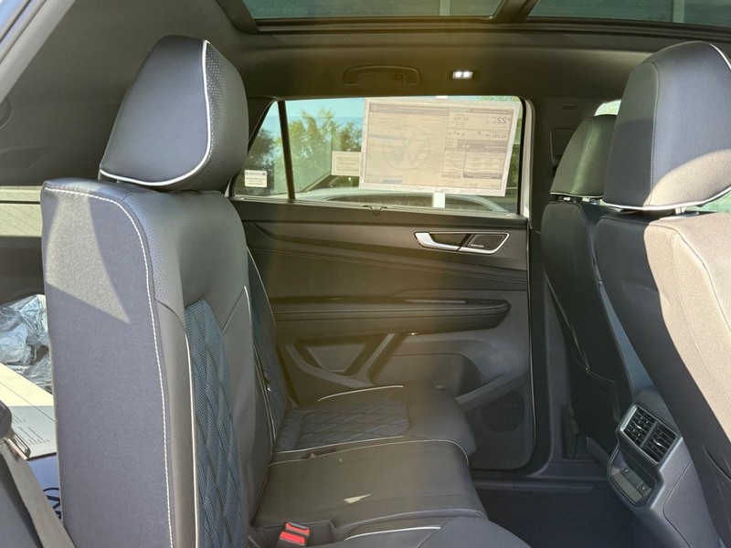 Volkswagen Atlas Cross Sport Vehicle Full-screen Gallery Image 4