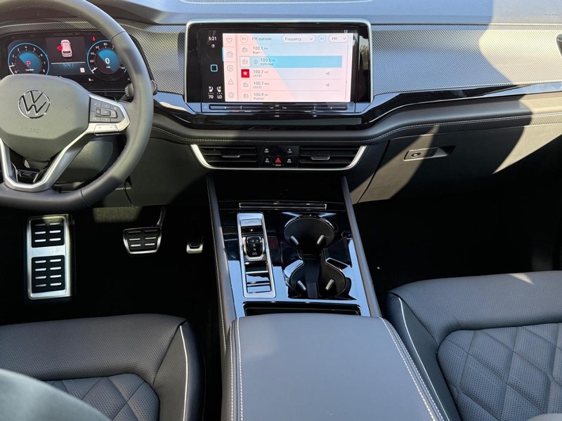 Volkswagen Atlas Cross Sport Vehicle Full-screen Gallery Image 5