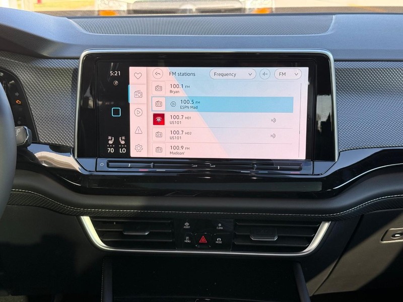 Volkswagen Atlas Cross Sport Vehicle Full-screen Gallery Image 6