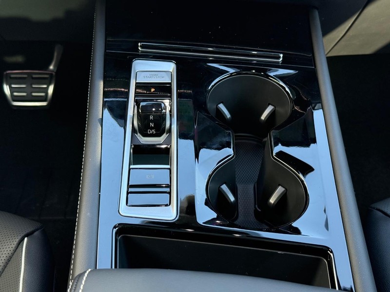 Volkswagen Atlas Cross Sport Vehicle Full-screen Gallery Image 7