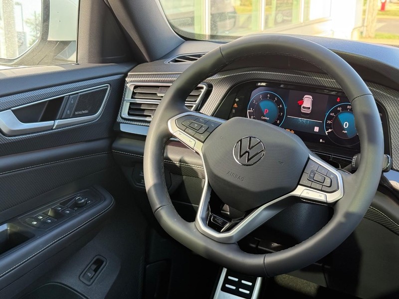 Volkswagen Atlas Cross Sport Vehicle Full-screen Gallery Image 8