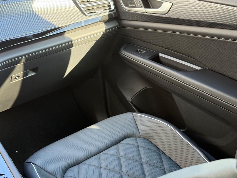 Volkswagen Atlas Cross Sport Vehicle Full-screen Gallery Image 9