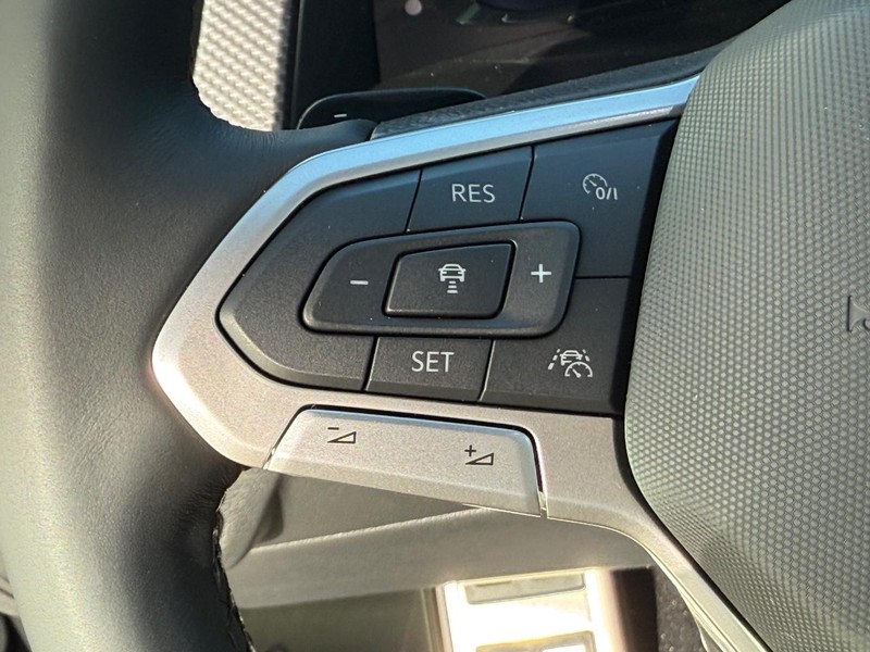 Volkswagen Atlas Cross Sport Vehicle Full-screen Gallery Image 10