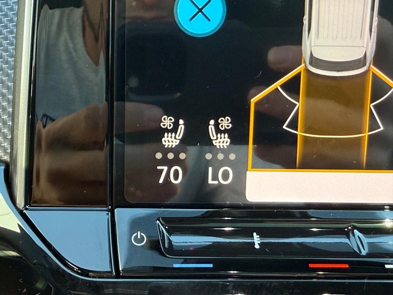 Volkswagen Atlas Cross Sport Vehicle Full-screen Gallery Image 12