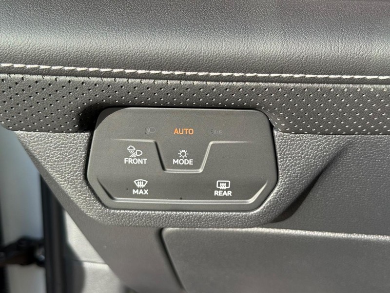 Volkswagen Atlas Cross Sport Vehicle Full-screen Gallery Image 13