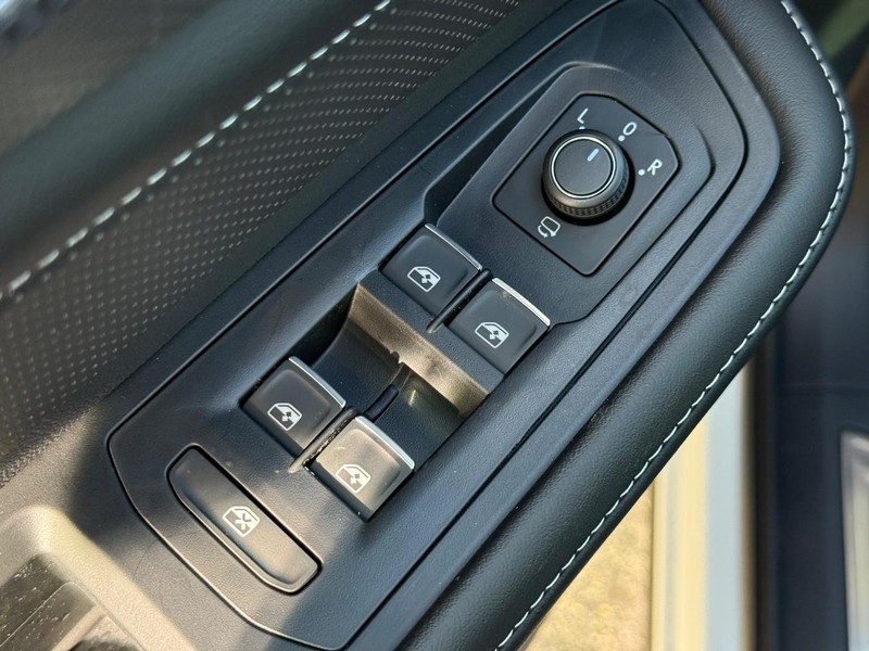 Volkswagen Atlas Cross Sport Vehicle Full-screen Gallery Image 14