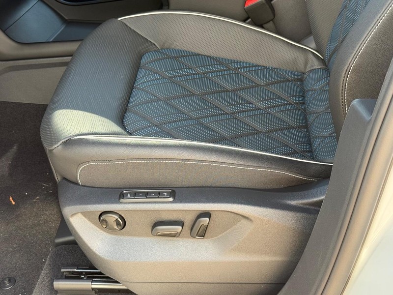 Volkswagen Atlas Cross Sport Vehicle Full-screen Gallery Image 15