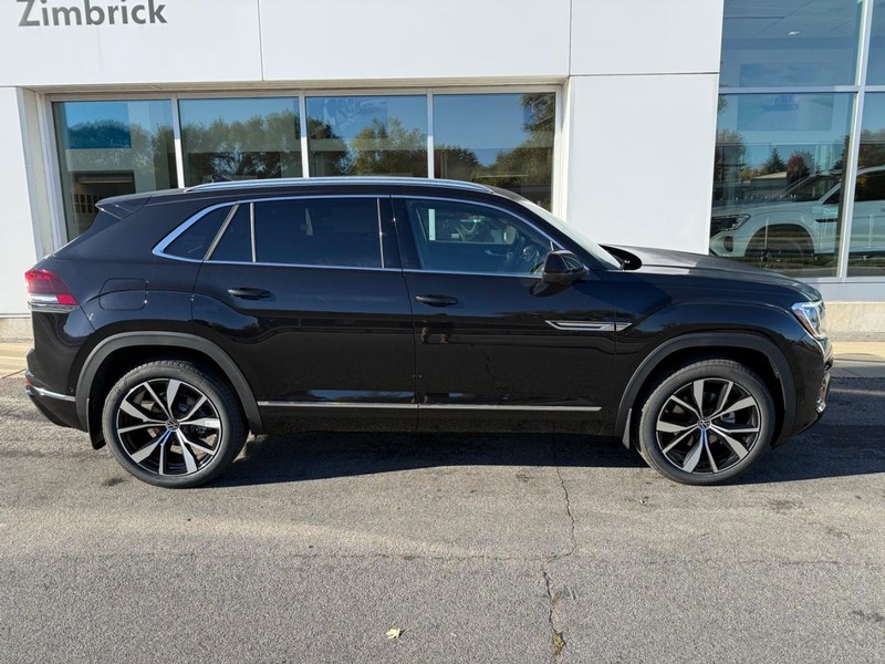 Volkswagen Atlas Cross Sport Vehicle Full-screen Gallery Image 2