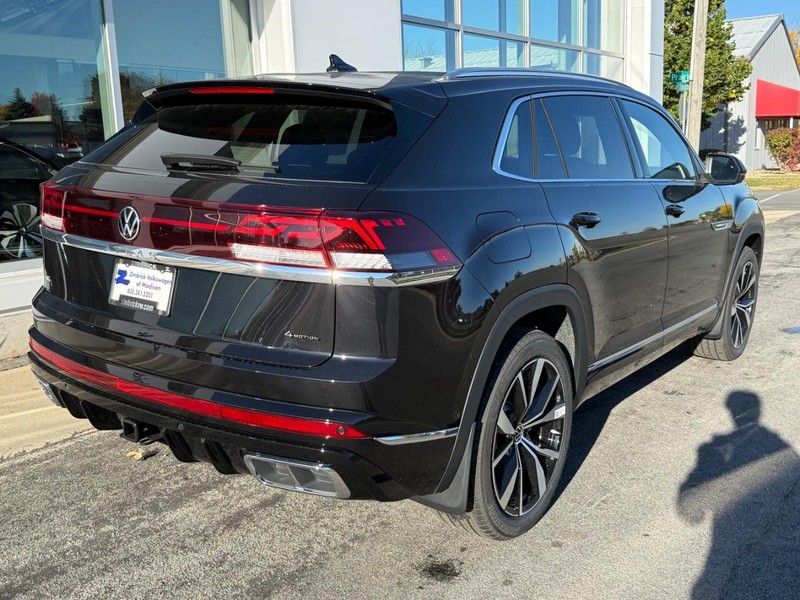 Volkswagen Atlas Cross Sport Vehicle Full-screen Gallery Image 3