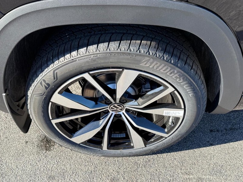 Volkswagen Atlas Cross Sport Vehicle Full-screen Gallery Image 4