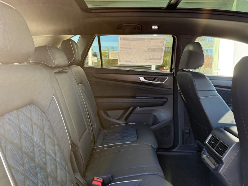 Volkswagen Atlas Cross Sport Vehicle Full-screen Gallery Image 5