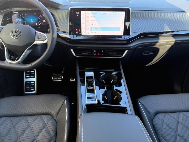 Volkswagen Atlas Cross Sport Vehicle Full-screen Gallery Image 6