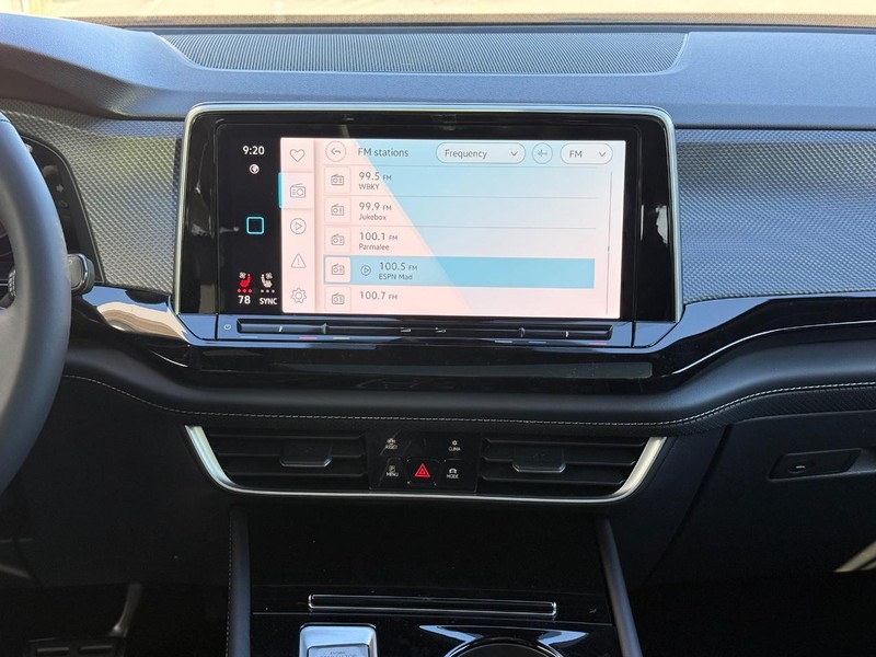 Volkswagen Atlas Cross Sport Vehicle Full-screen Gallery Image 7