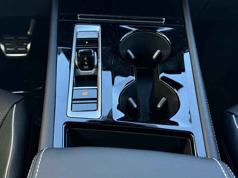 Volkswagen Atlas Cross Sport Vehicle Full-screen Gallery Image 8