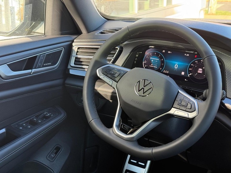 Volkswagen Atlas Cross Sport Vehicle Full-screen Gallery Image 9