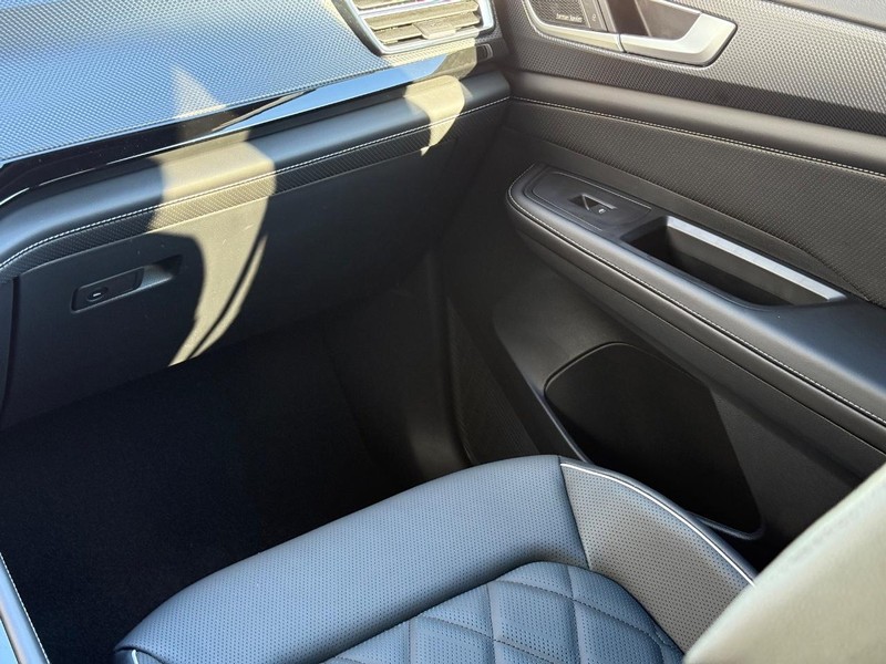 Volkswagen Atlas Cross Sport Vehicle Full-screen Gallery Image 10