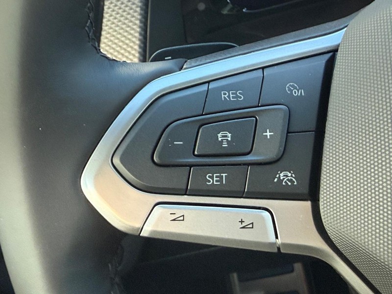 Volkswagen Atlas Cross Sport Vehicle Full-screen Gallery Image 11