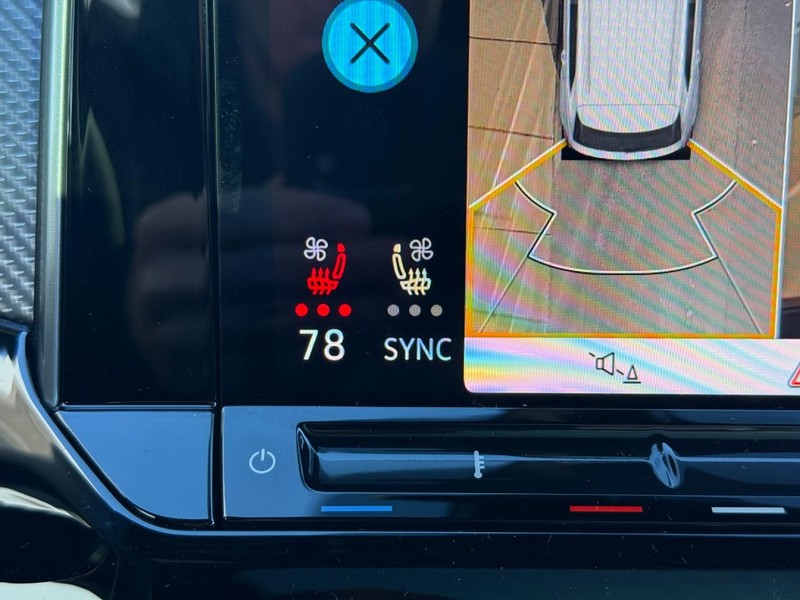 Volkswagen Atlas Cross Sport Vehicle Full-screen Gallery Image 14