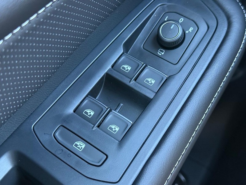 Volkswagen Atlas Cross Sport Vehicle Full-screen Gallery Image 15