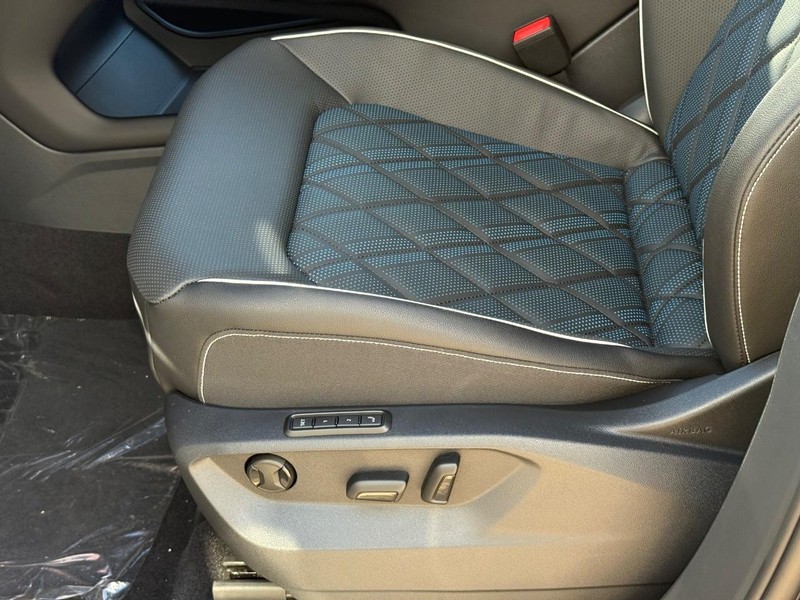 Volkswagen Atlas Cross Sport Vehicle Full-screen Gallery Image 16