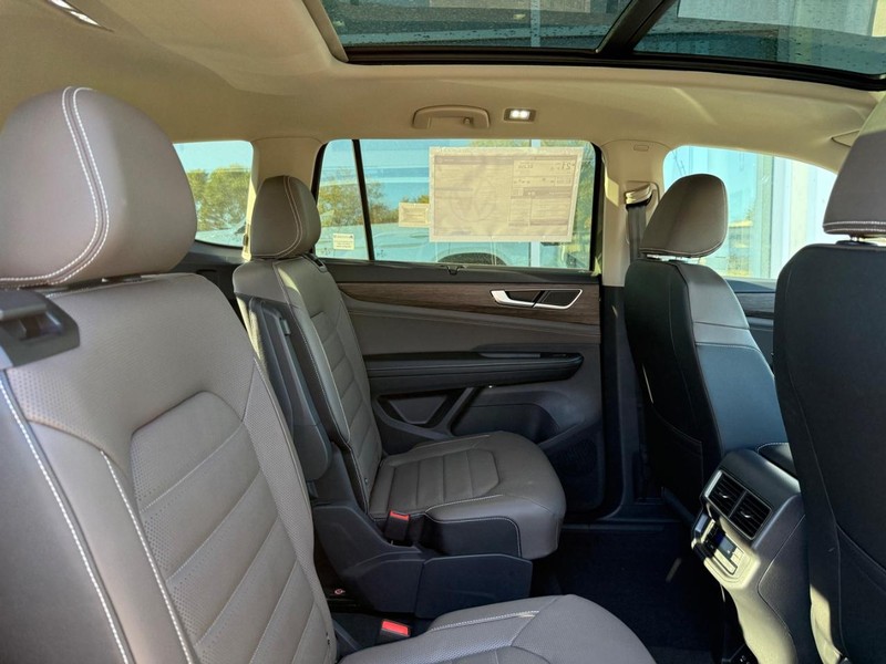 Volkswagen Atlas Vehicle Full-screen Gallery Image 5