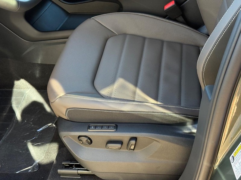 Volkswagen Atlas Vehicle Full-screen Gallery Image 17