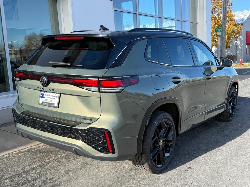 Volkswagen Tiguan Vehicle Full-screen Gallery Image 3