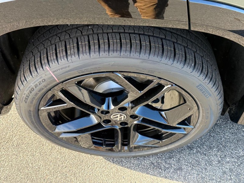 Volkswagen Tiguan Vehicle Full-screen Gallery Image 4