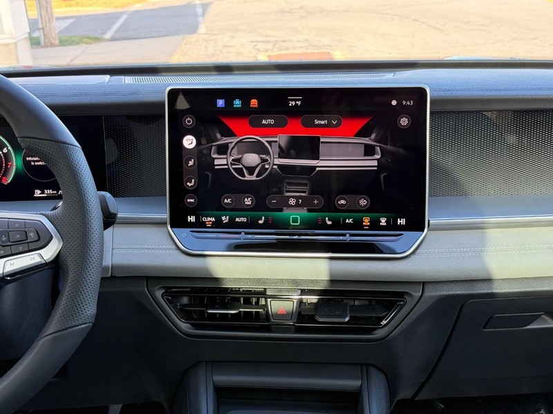 Volkswagen Tiguan Vehicle Full-screen Gallery Image 7