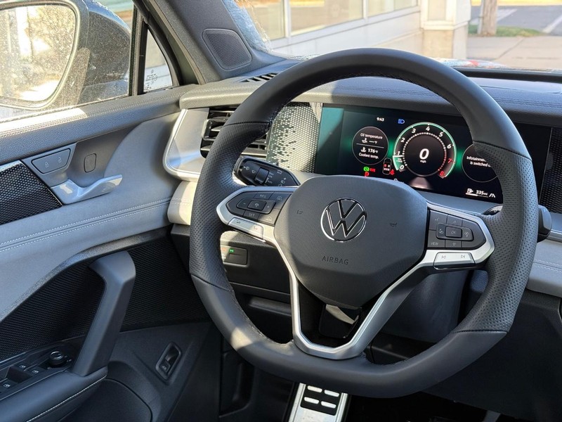 Volkswagen Tiguan Vehicle Full-screen Gallery Image 8