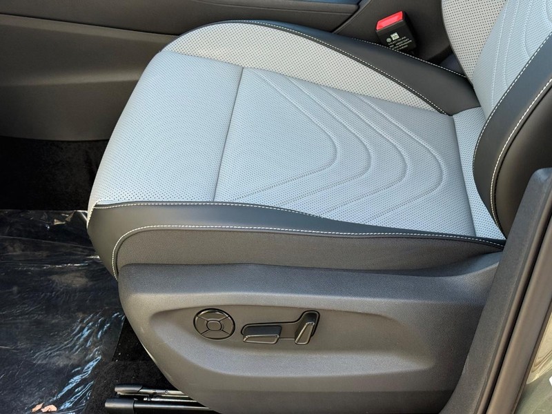 Volkswagen Tiguan Vehicle Full-screen Gallery Image 16